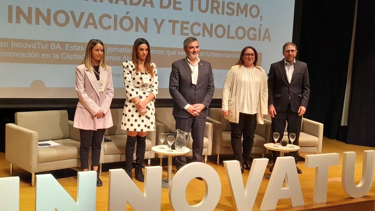 Innovatur 2022 se celebró en Buenos Aires: Florencia Busilachi (Ciudad de Buenos Aires), Yanina Martínez (Nación), Roberto Brizuela (AHT), Gabriela Akrabian (Ahrcc) y&nbsp; Fernando Straface (Ciudad de Buenos Aires).