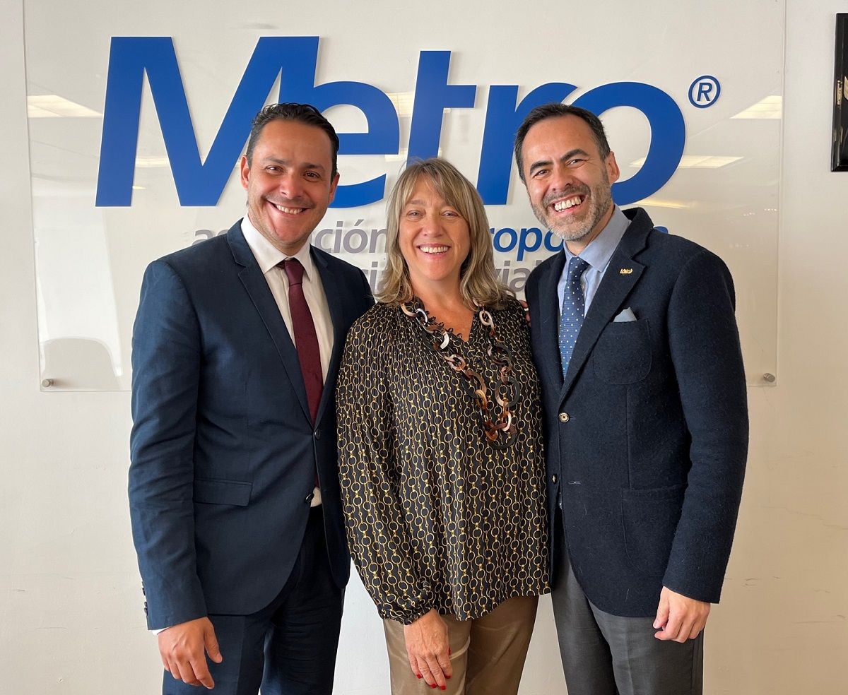 Arturo Javier Galicia, Claudia González, presidenta de Ladevi Medios y Soluciones; y José Luis Medina durante la conferencia de prensa de EPTUR.