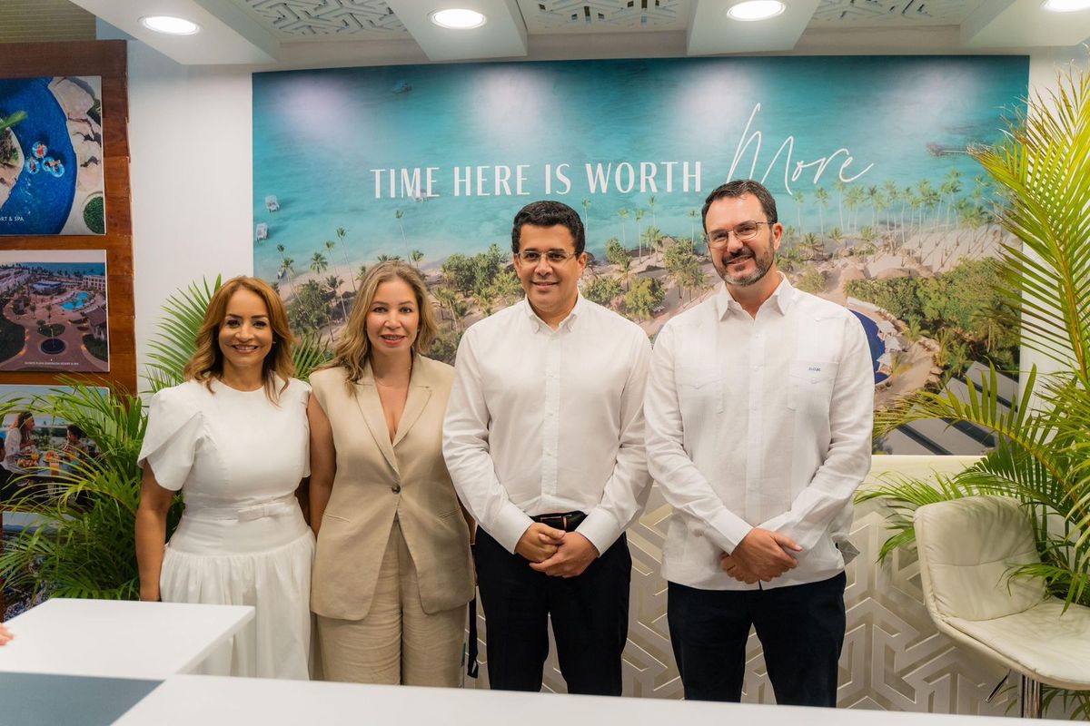 Aguie Lendor, vicepresidente de Asonahores; Elsa Ramírez, gerente regional senior de Marketing de República Dominicana Hyatt Inclusive Collection; David Collado, ministro de Turismo de República Dominicana; y David Ocete, vicepresidente regional de Operaciones de República Dominicana Hyatt Inclusive Collection.