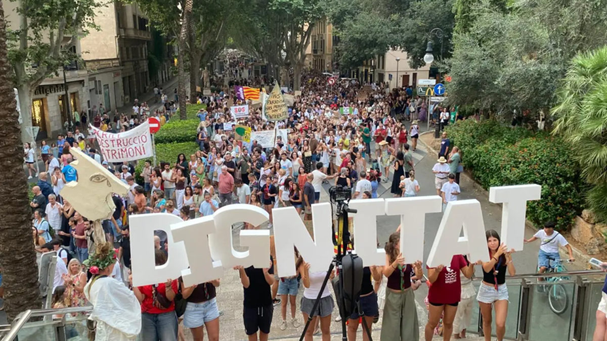 Palma fue escenario de una masiva manifestación convocada bajo el lema Mallorca al límite, reuniendo a entre 25.000 y 70.000 personas.