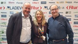 La Dirección de Euromundo: Juan José Román, vicepresidente y director corporativo de Euromundo; y Francisco Román, CEO de Grupo Euromundo; junto a Claudia González, directora comercial de Ladevi; en el stand de Ladevi en Fitur 2026.