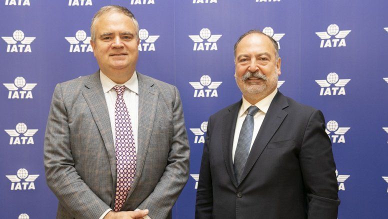 Robin Hayes, CEO de JetBlue, a la izquierda, presidente de la Junta de Gobernadores de IATA saliente, junto a Mehmet Tevfik Nane, director Gerente de Pegasus Airlines, el nuevo presidente, a la derecha.