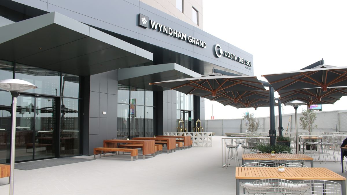 Boulevard del Wyndham Grand Costa del Sol Lima Airport.
