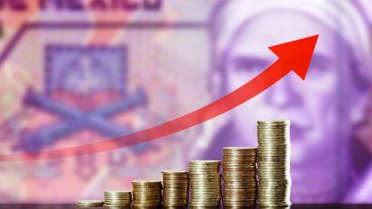 La apreciación del peso mexicano frente al dólar y otras monedas internacioanles comienza a complicar las perspectivas del turismo receptivo en México.