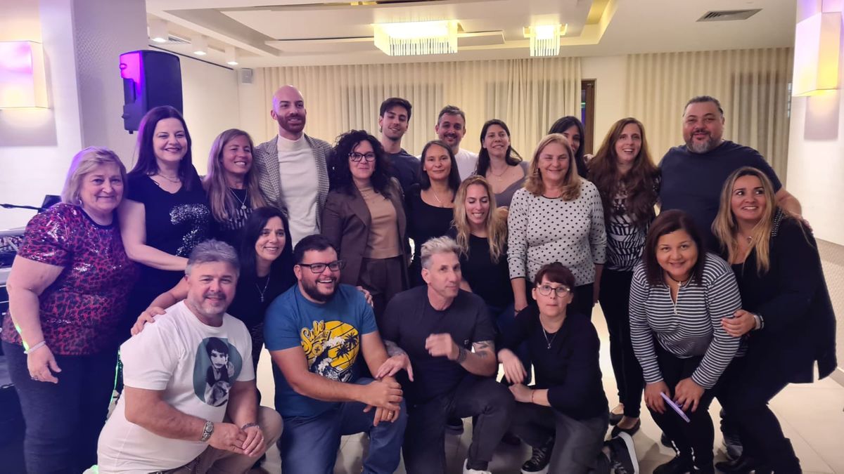 Verónica Morello, coordinadora de la oficina en de ENIT Argentina, y Donato De Santis, junto al grupo de operadores y agentes de viajes que viajaron a Italia.