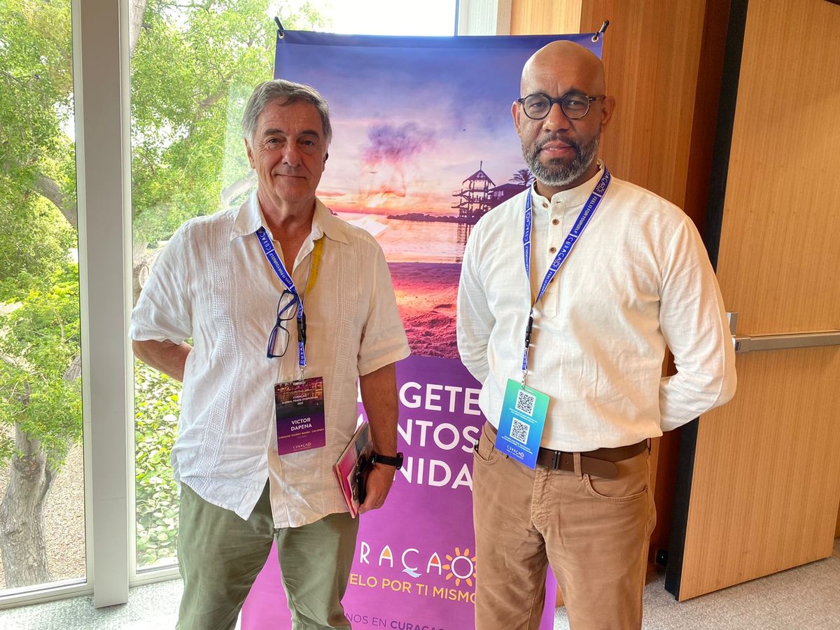Victor Dapena y André Roger de la Oficina de Turismo de Curazao.