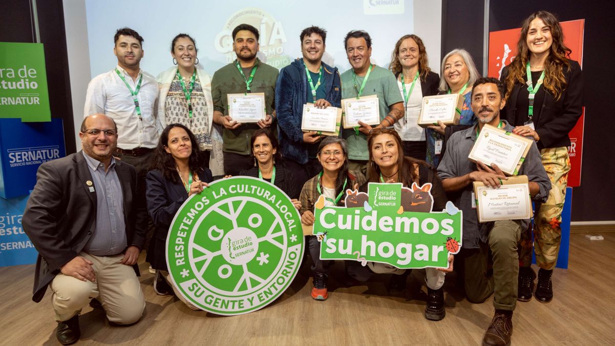 Sernatur distinguió a un grupo de guías por su trabajo en el programa Gira de Estudio. - Ladevi Medios y Soluciones Sernatur distinguió a un grupo de guías por su trabajo en el programa Gira de Estudio.