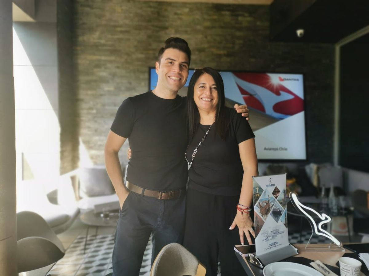 Diego Álvarez junto a Jacqueline Vergara, del equipo de Pacific Reps. 