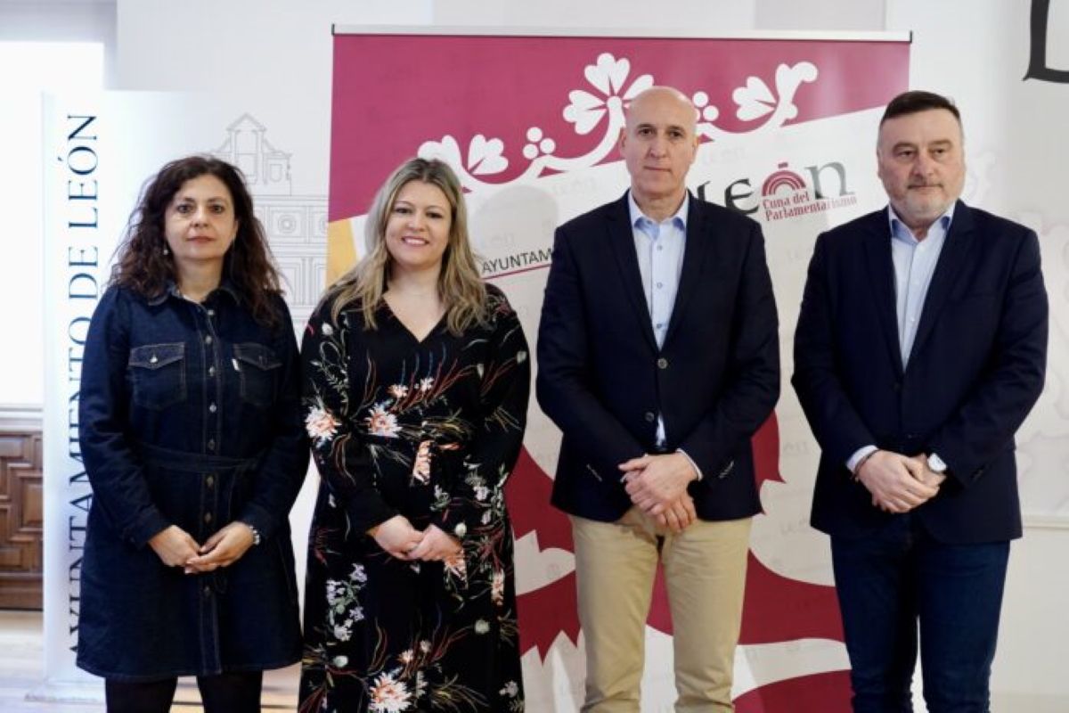 El alcalde de León, José Antonio Diez, y el presidente de la Asociación de Agencias de Viajes de esta provincia, Jerónimo Fernández, han ofrecido una rueda de prensa.&nbsp;