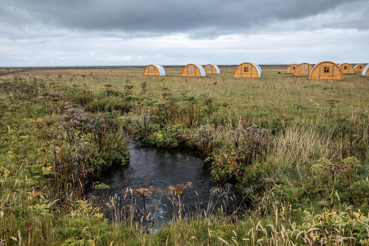 Pese a sus beneficios y popularidad, el ecoturismo plantea preguntas sobre cómo equilibrar los beneficios económicos con la protección de los ecosistemas y el respeto a las comunidades locales.