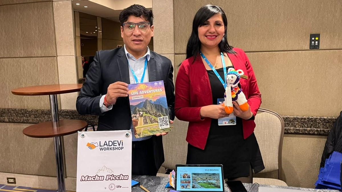 William Escalante Taype y Carmen Rosa Zúñiga Bombilla, de Viajes Machu Picchu by Life Adventures, durante el Ladevi Workshop Bogotá 2026-2.