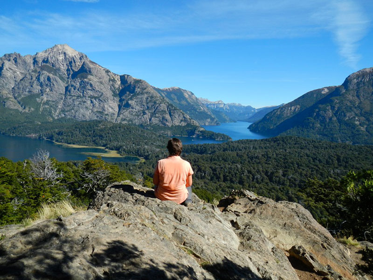 Bariloche invita a los turistas durante el verano 2023 a disfrutar de los cerros con niños en una aventura inolvidable. El Cerro Llao Llao es uno de los mejores para visitar.