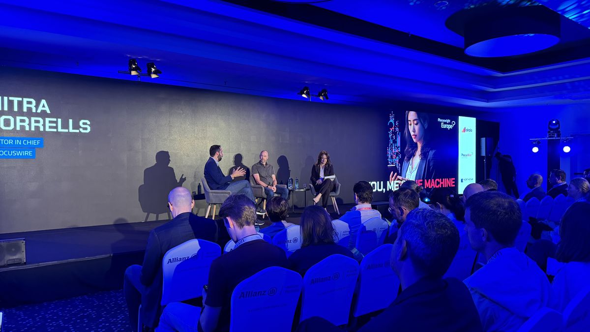 Adrián López, head of AI, corporate de Flight Centre Travel Group, y Rib Francis, SVO & CTO de booking.com, en Phocuswright Europe 2024.