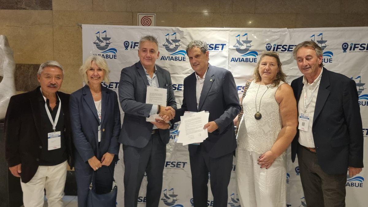 José María Triviño Valdez, presidente de Interassist, junto a los directivos de Aviabue, encabezados por el presidente Adrián Manzotti.