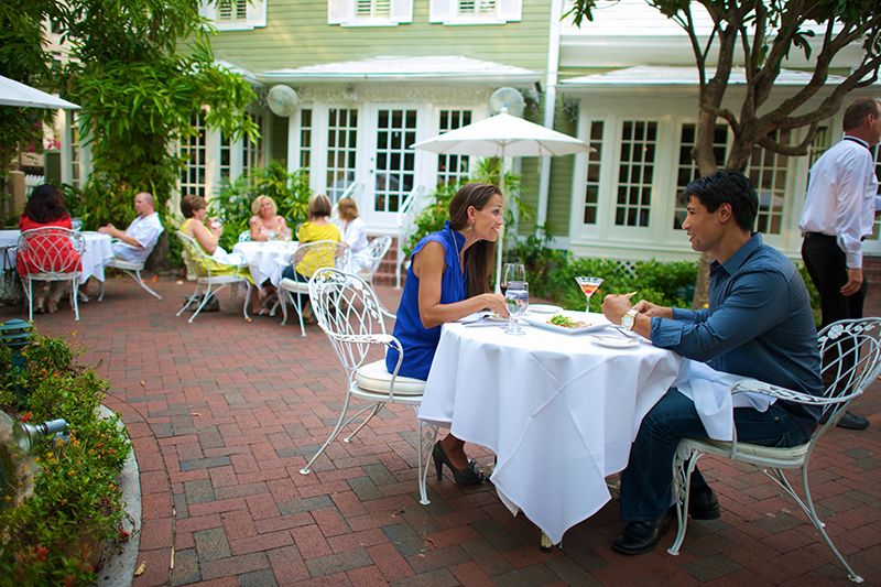 Cuando baja el sol, un programa perfecto es salir a pasear por el centro y terminar el día en un restaurante. En este caso en Fort Myers.