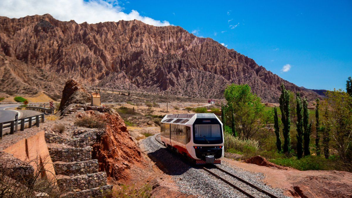 Vacaciones en Jujuy: el Tren Solar invita a transitar la Rutadel Vino de Altura en la Quebrada de Humahuaca.