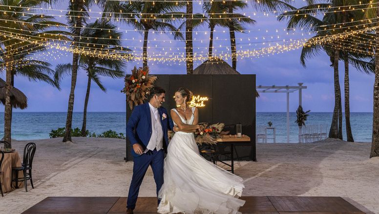Propuestas sorpresas de bodas, celebraciones en la playa, recepciones glamorosas, y hasta la planificación de la luna de miel, son algunas de las opciones disponibles en Weddings By Palladium Hotel Group.