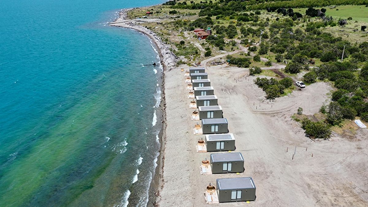 Las "tiny cabins" están prácticamente a orillas del Lago General Carrera, en la Región de Aysén.  