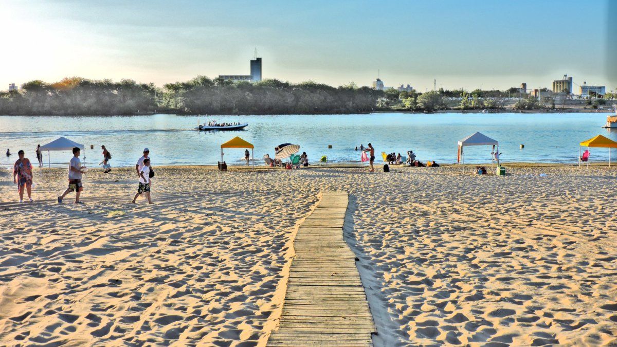Verano: las playas de Colón se caracterizan por la calma y la práctica de deportes náuticos.