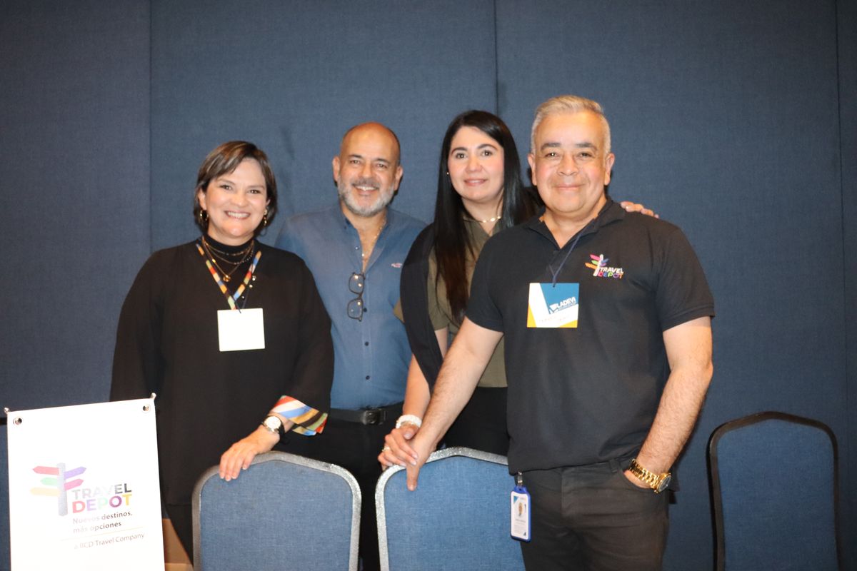 Equipo de Travel Depot en el Workshop de Ladevi en Bogotá.