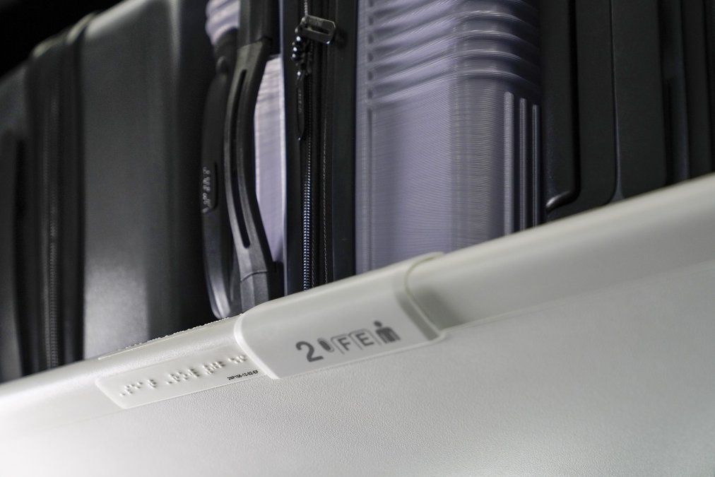 United Airlines incorporó el lenguaje Braille en la señalética interna de sus aviones: otro paso en el turismo accesible.