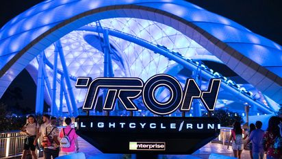 TRON Lightcycle / Run, una invitación a la adrenalina pura en el parque Magic Kingdom de Walt Disney World Resort. TRON Lightcycle / Run, una invitación a la adrenalina pura en el parque Magic Kingdom de Walt Disney World Resort.