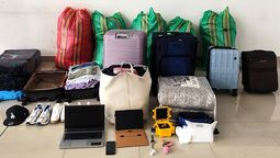La Policía exhibió los objetos que los delincuentes robaron a los viajeros que salieron del aeropuerto de Quito. 