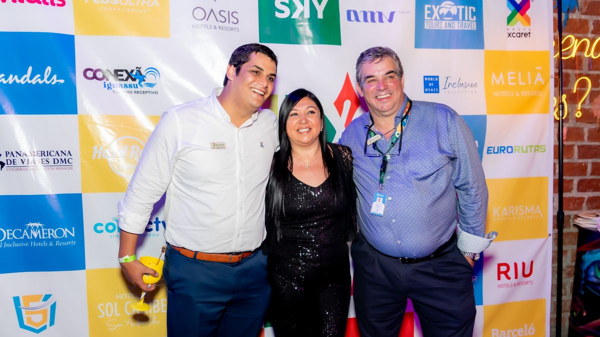 Luis Ignacio García e Ignacio García junto a agente de viajes.