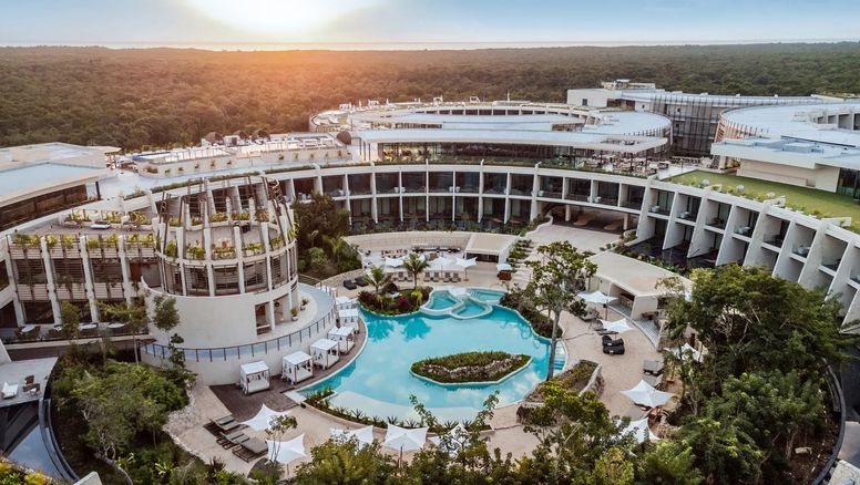 Secrets Tulum Resort & Beach Club es un refugio de lujo entre la selva y las playas de Tulum.
