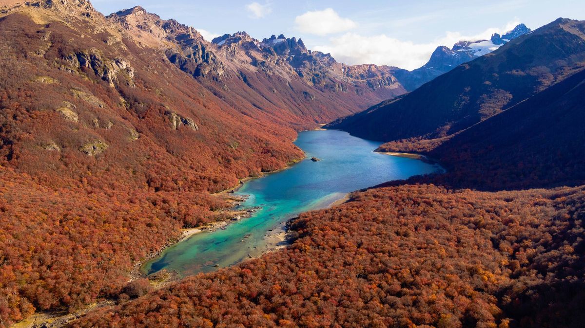 Descubrí un lago turquesa de la Patagonia oculto entre montañas y bosques hermosos.&nbsp;