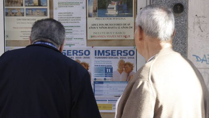 Escaparate de una agencia de viajes que ofrece paquetes del Imserso