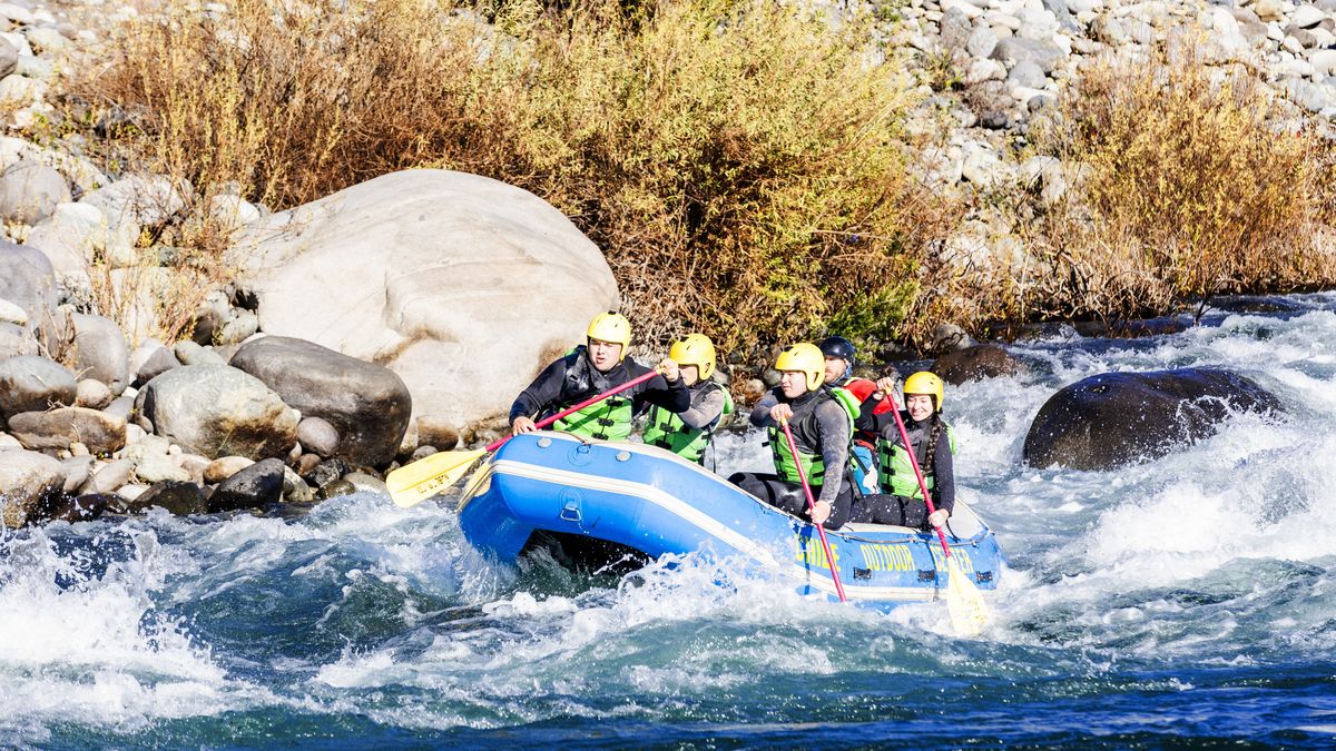 Región de Ñuble: San Fabián es uno de los mejores lugares de Chile para practicar rafting y kayak porque sus aguas turquesas propician el escenario perfecto para bañarse o practicar la pesca deportiva.