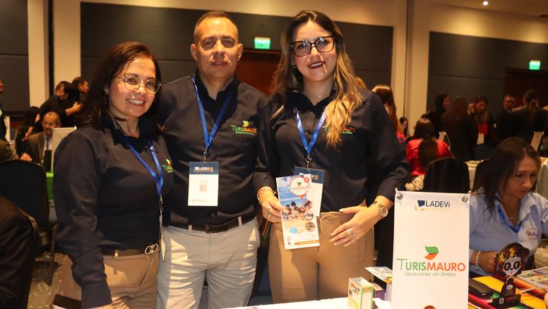 Brigitte Rodríguez, gerente comercial de Turismauro y equipo en el Ladevi Workshop.
