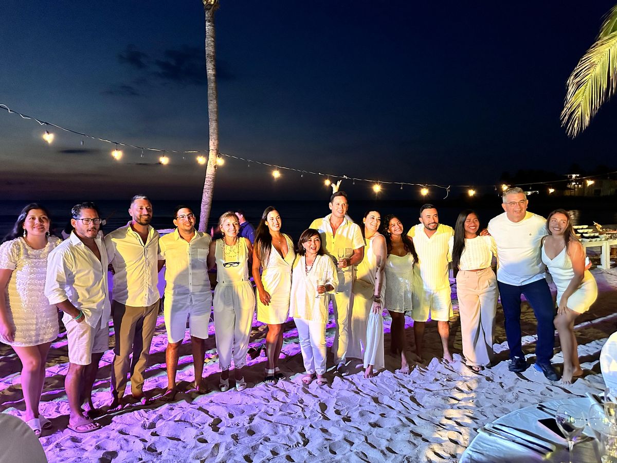 Vidatur junto a los expositores de la convención