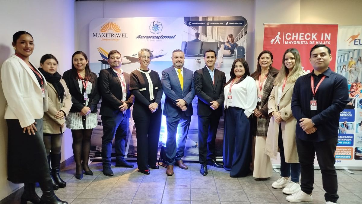 Equipo de CHECK IN Mayorista junto a directivos de Maxitravel y Aeroregional.