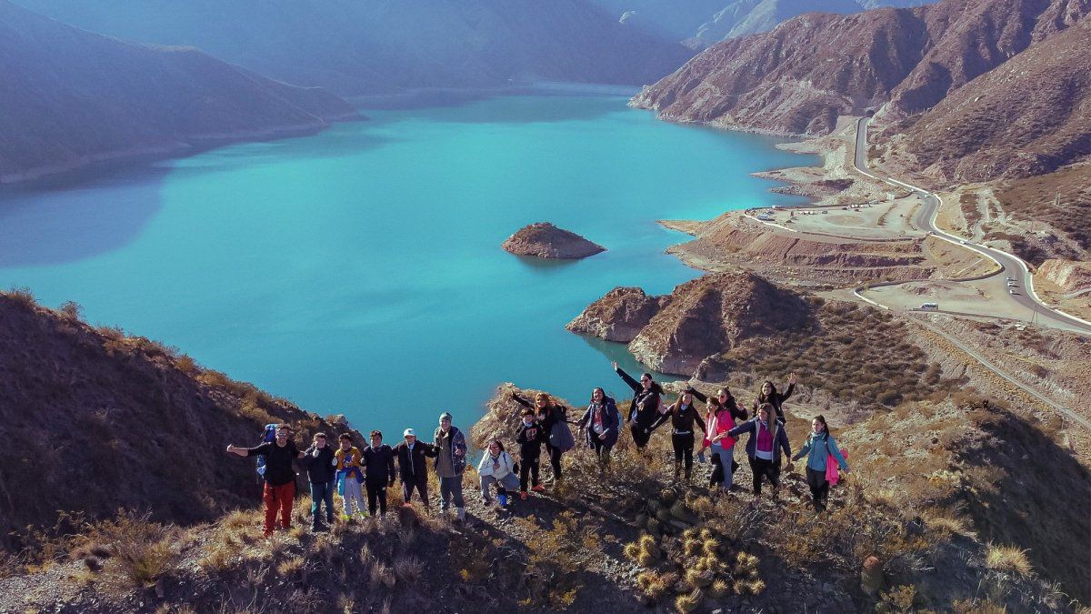 Escapadas: en Luján de Cuyo hay senderos de trekking que permiten disfrutar toda la belleza del valle del río Mendoza, con las imponentes montañas, cerros y bosques.
