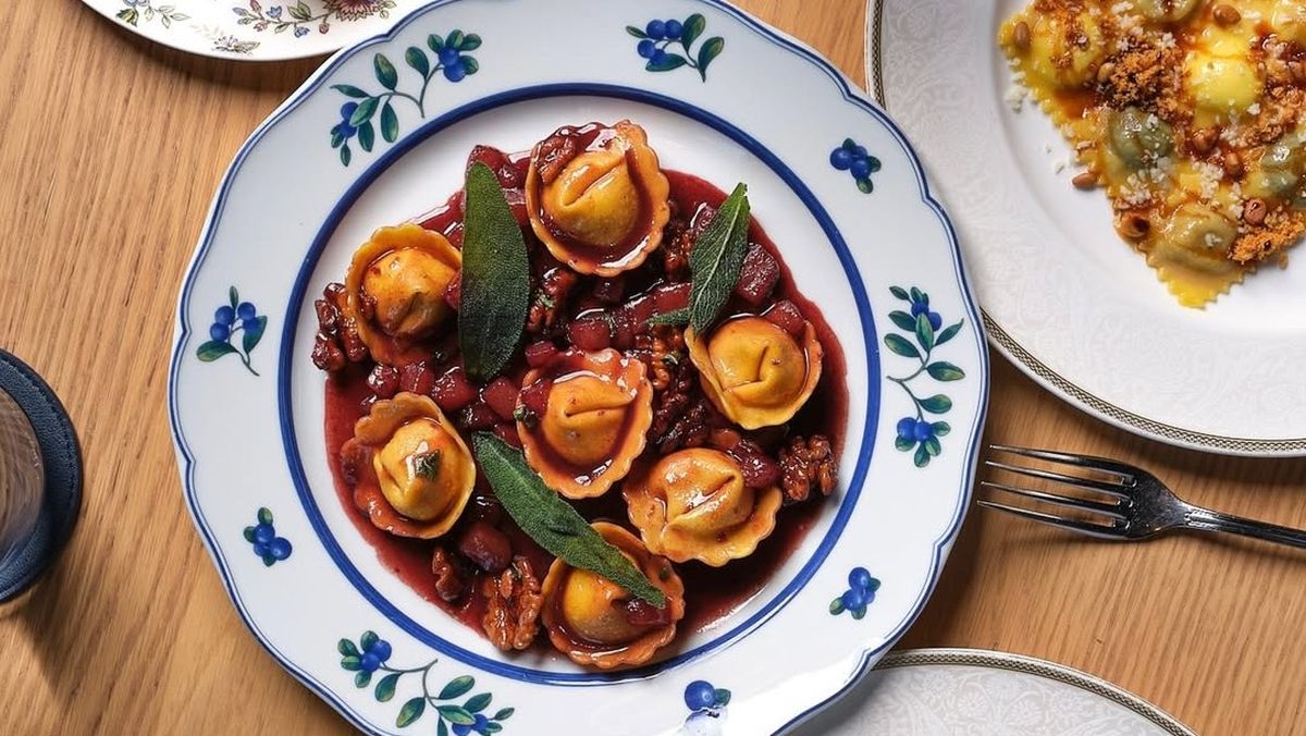 Deléitate con la exquisita gastronomía italiana en Rocca, un restaurante con una estrella Michelín, ubicado en Tampa Heights. 