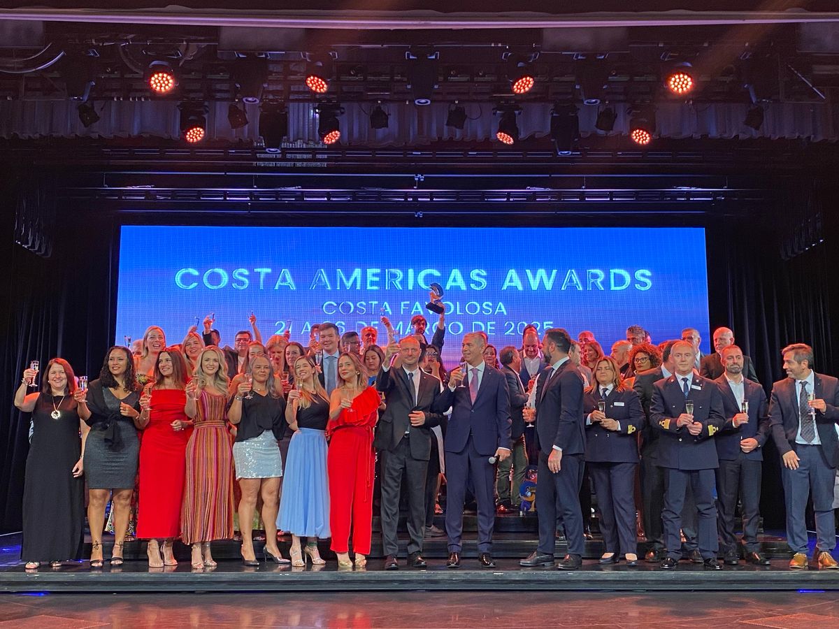 Ganadores de los Costa America Awards junto a directivos, equipo y profesionales de la naviera. - Ladevi Medios y Soluciones Ganadores de los Costa America Awards junto a directivos, equipo y profesionales de la naviera.