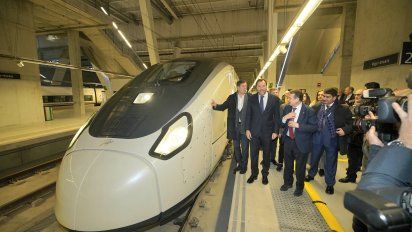 El ministro de Transportes, Óscar Puente, y el alcalde de Vigo, Abel Caballero, en la primera ruta del tren Avril, propiedad de Renfe, en la ruta Vigo-Madrid.
