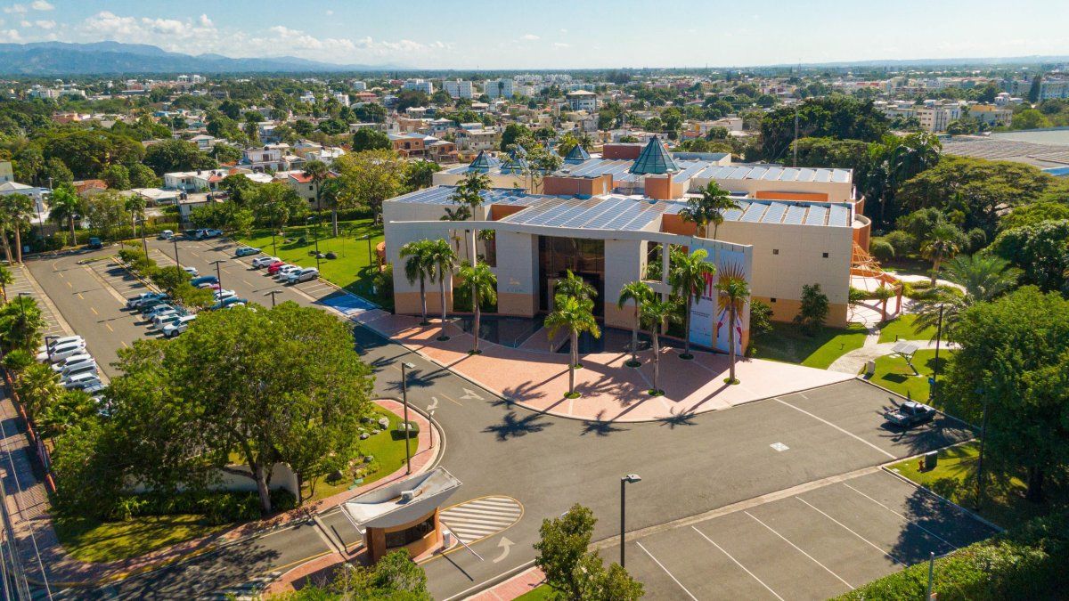 República Dominicana: el Centro Cultural de León es un referente en Santiago de los Caballeros, que promueve el arte y la historia local. República Dominicana: el Centro Cultural de León es un referente en Santiago de los Caballeros, que promueve el arte y la historia local.