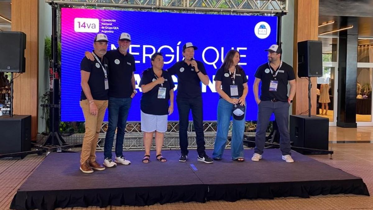 El equipo de Tucano Tours presentando el almuerzo de la tercera jornada de la 14° Convención GEA.