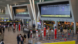 En el Aeropuerto de Santiago operan 18 aerolíneas a 17 destinos nacionales y 41 internacionales.