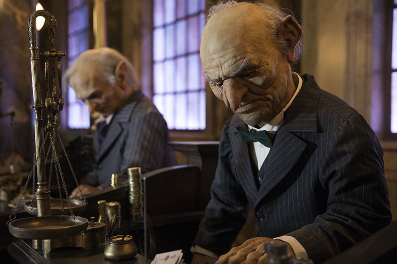 Los duendes atienden en el banco de Gringotts.