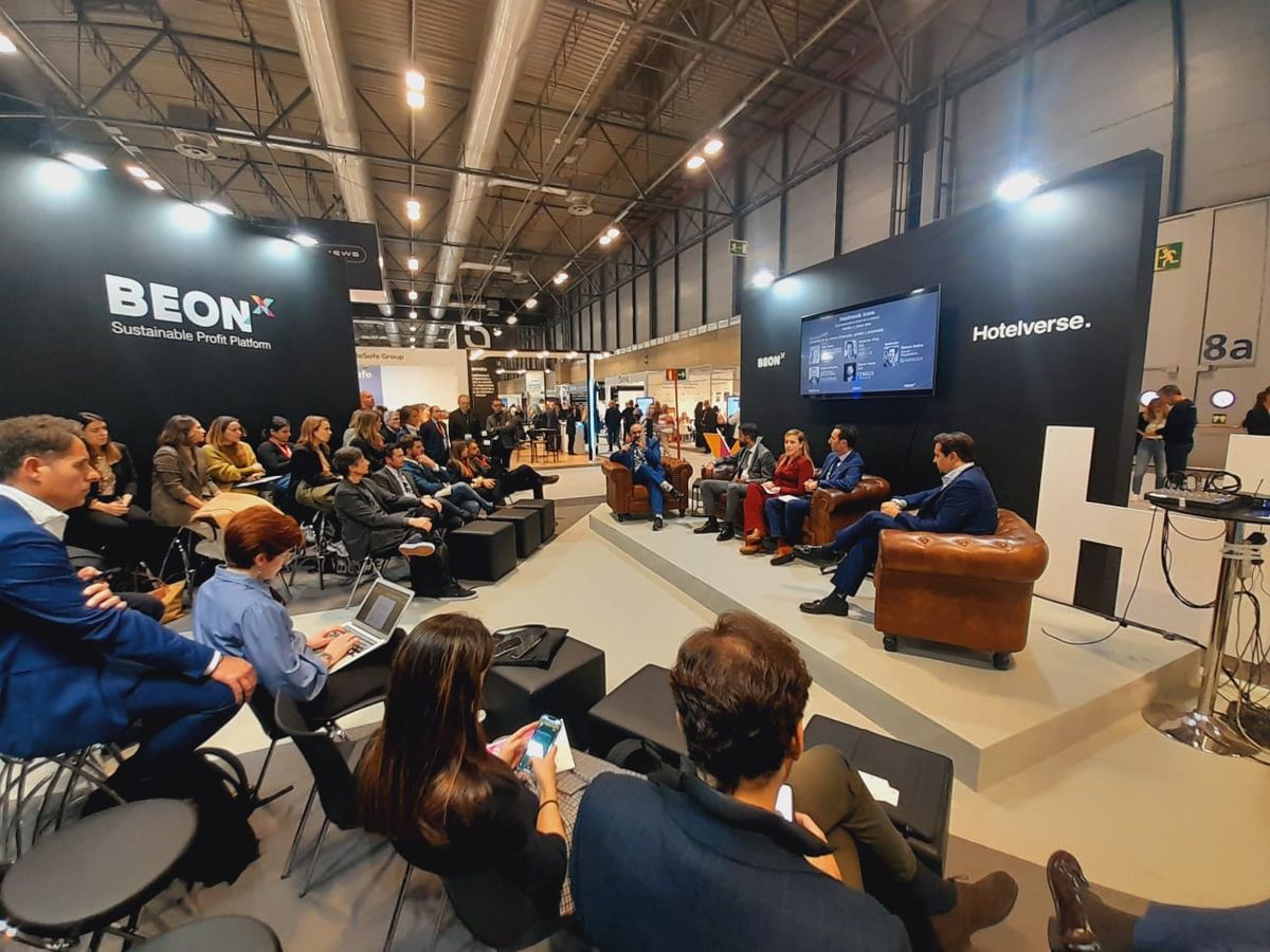 En el stand, expusieron autoridades y representantes de empresas como Palladium, Google y Hosteltur, entre otros.