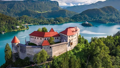 El sereno lago Bled y su castillo, en las cercanía de Liubliana, capital de Eslovenia.