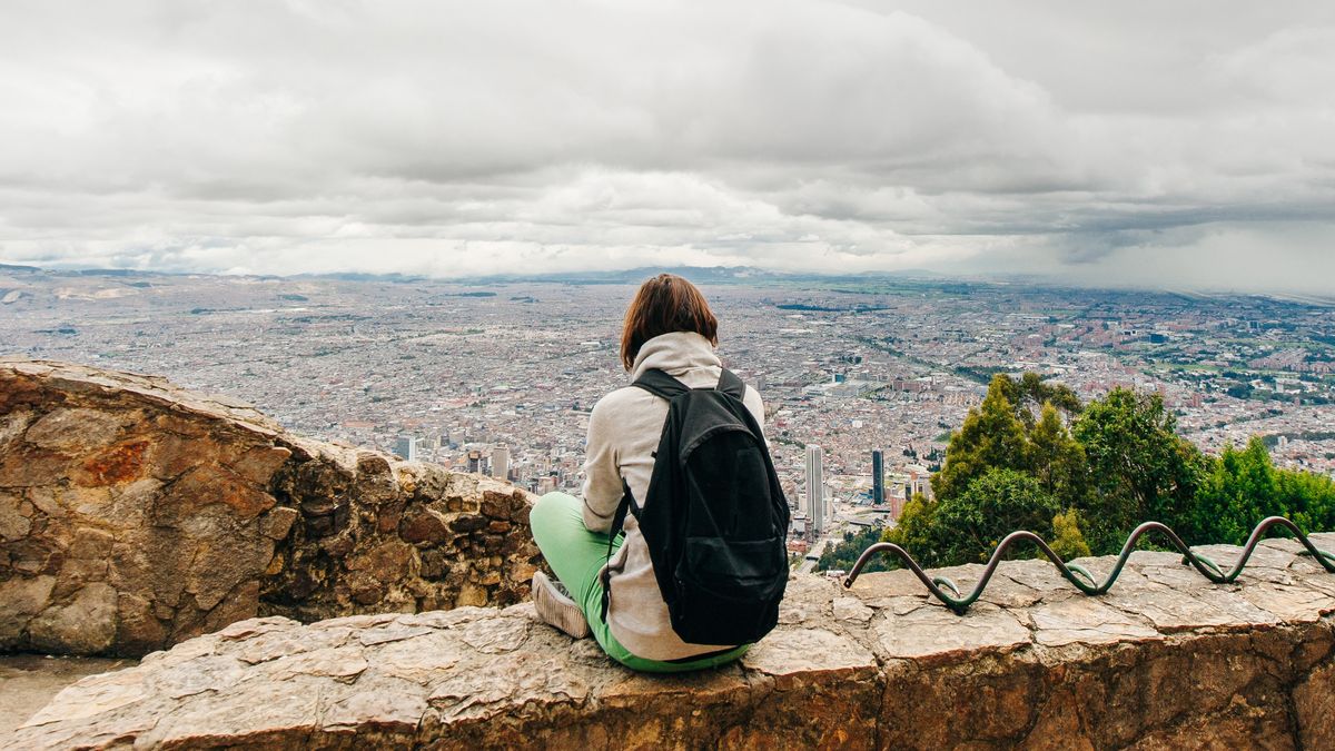 Colombia, Argentina y Brasil lideran los destinos donde más rinde el peso chileno este verano 2026, según análisis de XTB Latam.