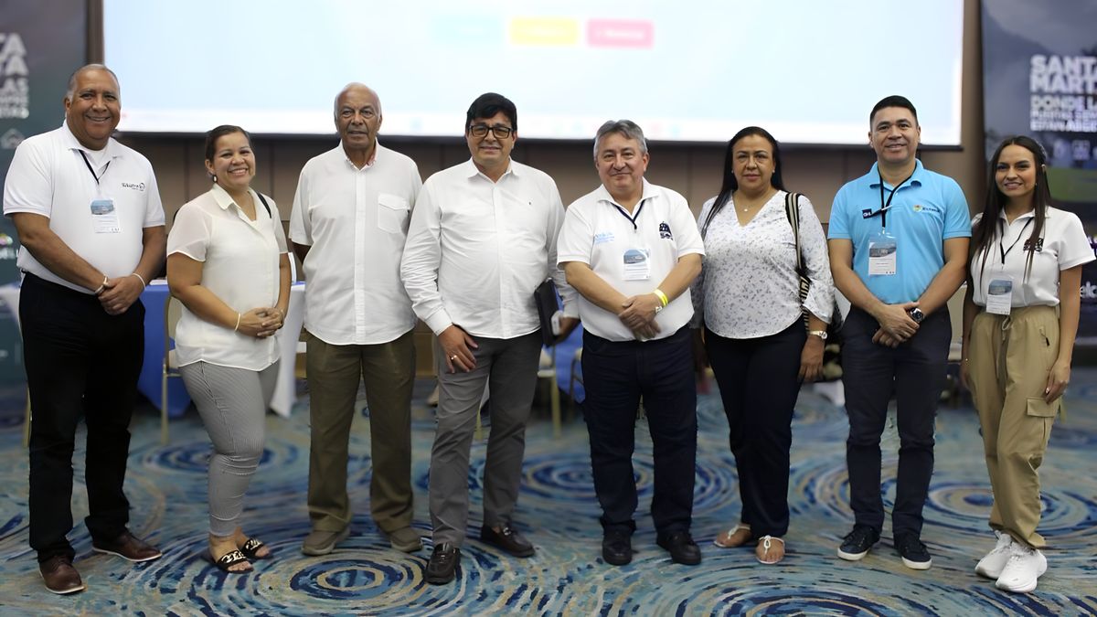 Omar García, presidente ejecutivo de Cotelco Magdalena, junto a representantes de las marcas participantes en el fam trip.