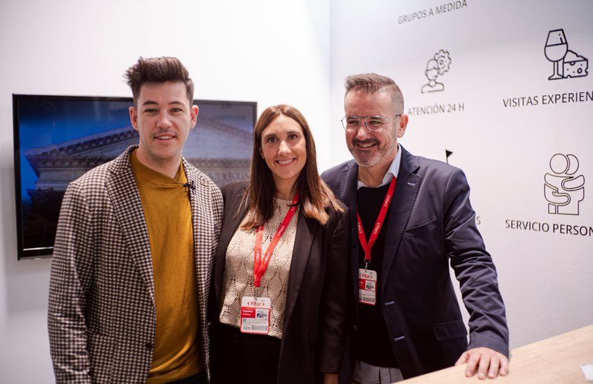 Natalia Prigioni, responsable comercial para Latinoamérica de Producto Propio; junto a dos colaboradores.