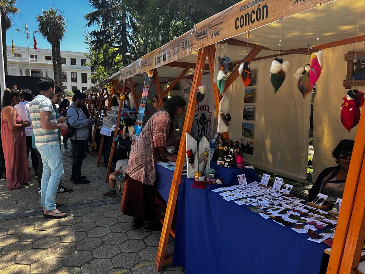 Feria abierta a todo público tuvo stands con representantes de 30 comunas de las regiones de Valparaíso y Ñuble.