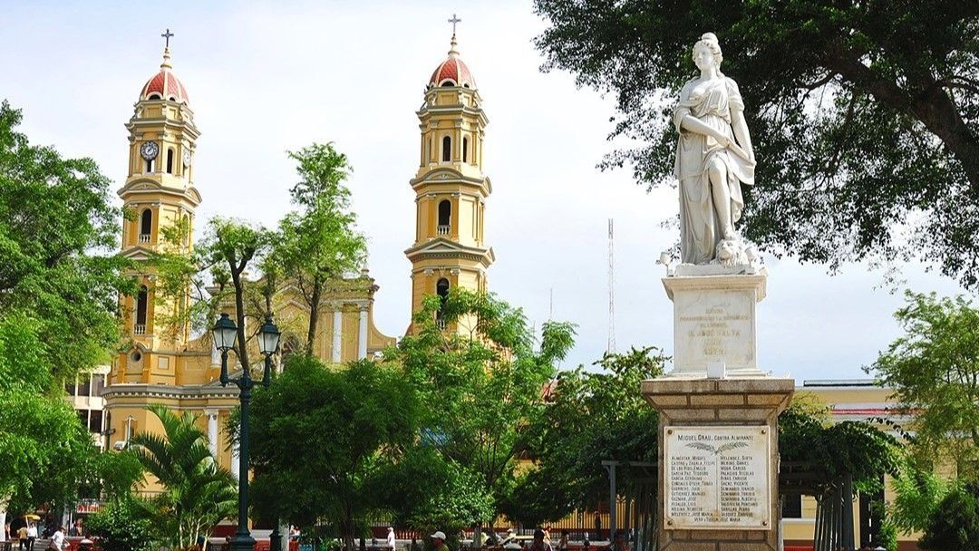 Turismo religioso en Perú: en el centro de Piura se erige la Plaza de Armas de Piura, símbolo de la cultura piurana que rodeó la vida temprana en 1985, del hoy papa León XIV.